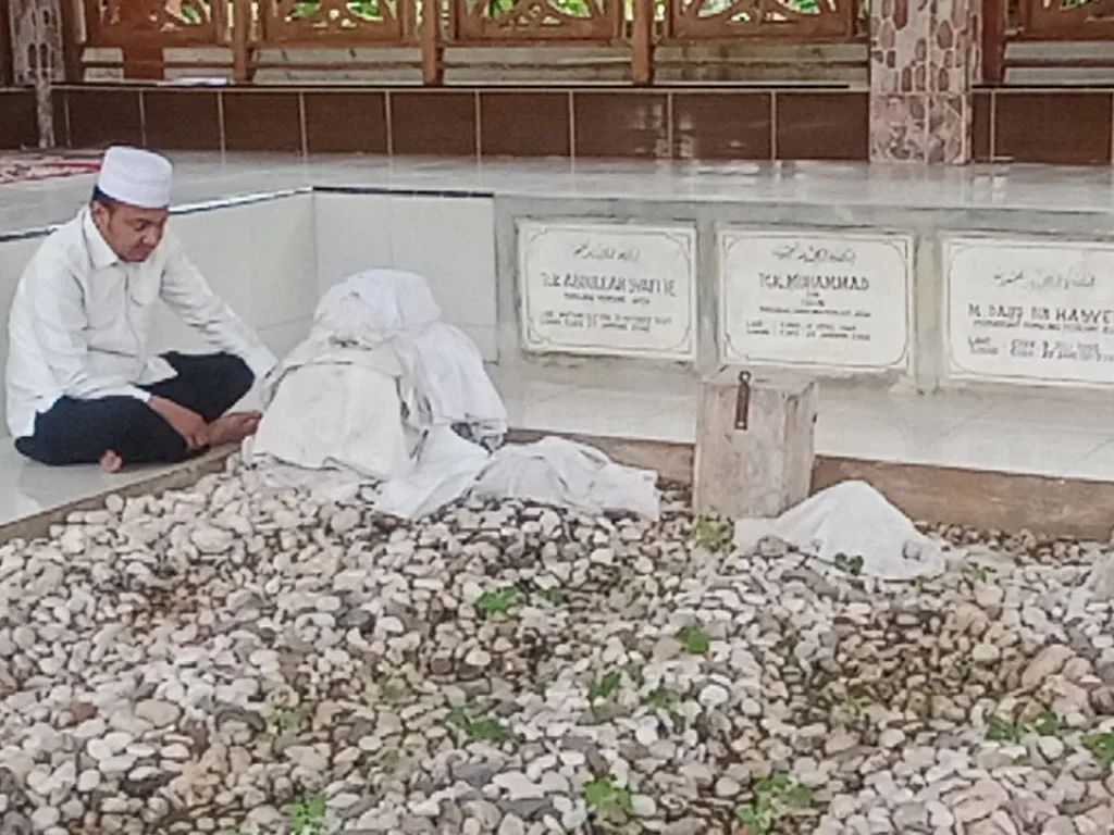 Foto: Senator Aceh DPD RI, H. Fachrul Razi, M.IP,.M.Si menghadiri Haul panglima Gerakan Aceh Merdeka (GAM) Tgk Abdullah Syafi'ie di Gampong Blang Sukon, Cubo, Kecamatan Bandarbaru, Pidie Jaya.