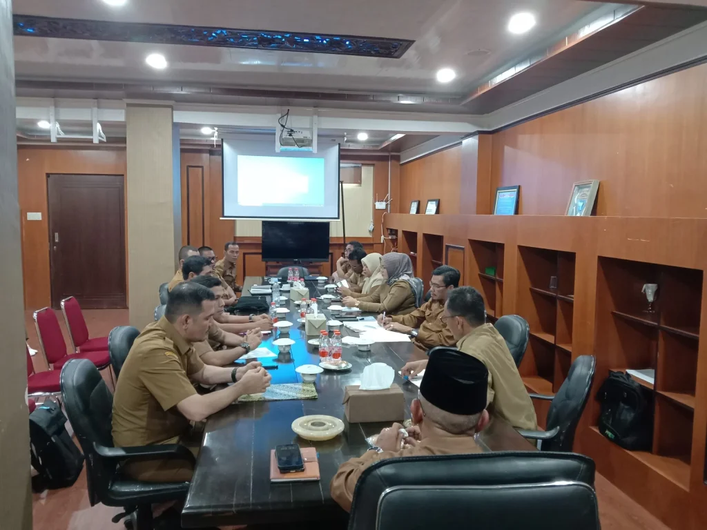 Foto: Pj. Bupati Aceh Jaya, Dr. A. Murtala, M.Si., memimpin Rapat Evaluasi Kegiatan Triwulan I yang bersumber Dana Otsus, DAK & DAU Tahun 2024 di Ruang Rapat Bupati