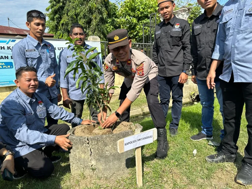 Foto: Ketua PPK Matangkuli beserta anggota melakukan penanaman Pohon bersama dengan Kapolsek Matangkuli