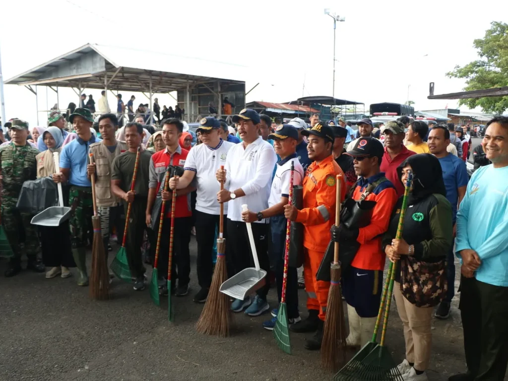 Foto: Penjabat Walikota Lhokseumawe A Hanan, SP, MM bersama  unsur TNI/Polri, ASN, LSM, perbankan, PAG, Forum Anak Lhokseumawe Kreatif (Falak), BFLF, GenRE, Komunitas Wacana, BEM,  RAPI, Pramuka, Genbi, serta Organisasi Masyarakat