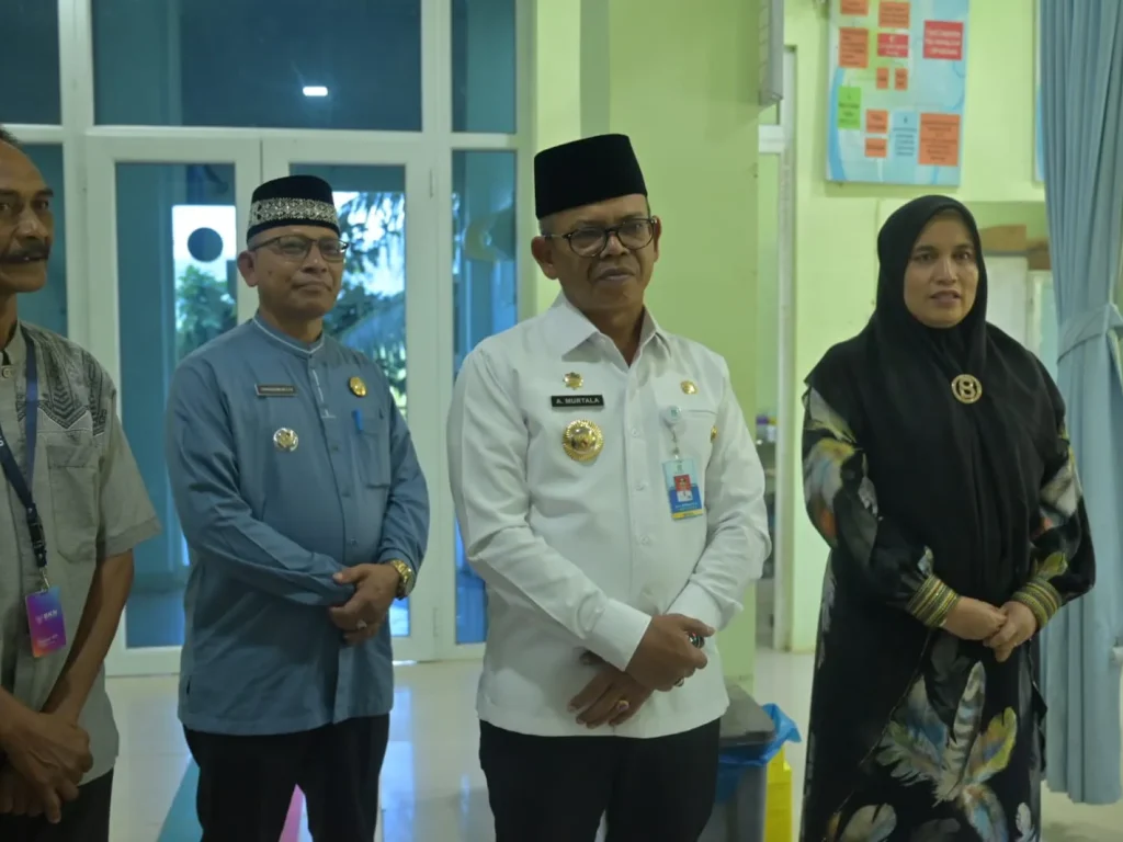 Foto: Pj Bupati Aceh Jaya didampingi Istri Ny. Mahdalena SE, MSM meninjau Puskesmas