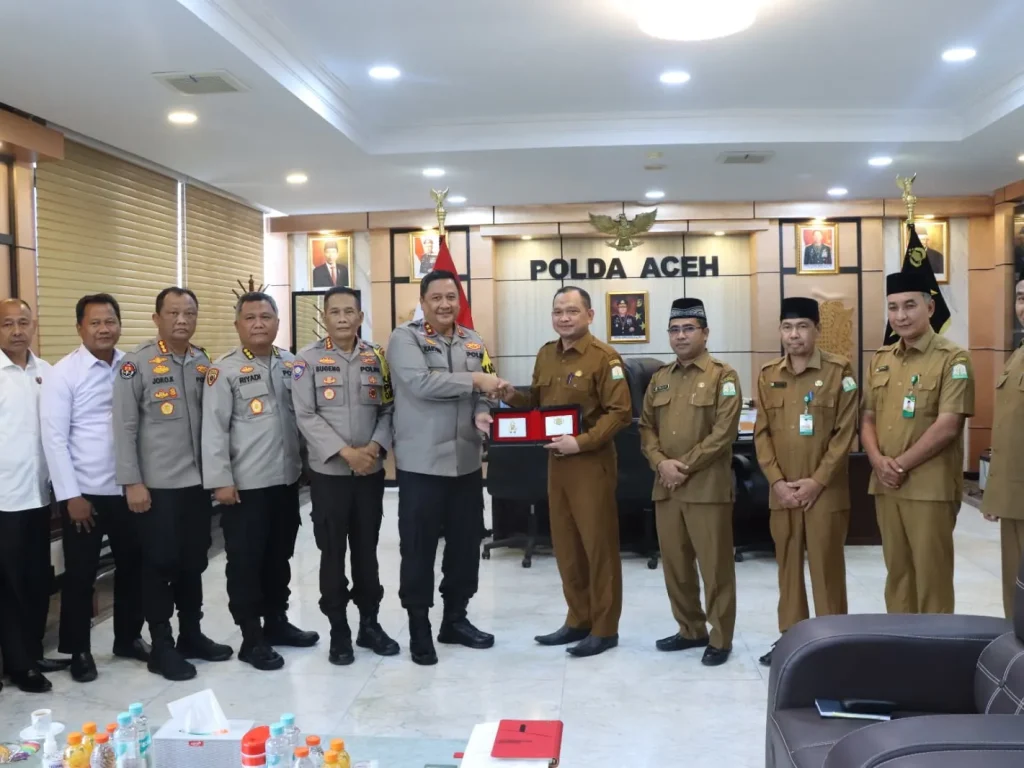 Foto: Kapolda Aceh Irjen Achmad Kartiko menerima audiensi Kepala Dinas Pendidikan Dayah Aceh Dr. Munawar di ruang kerjanya, Senin, 29 Januari 2024.