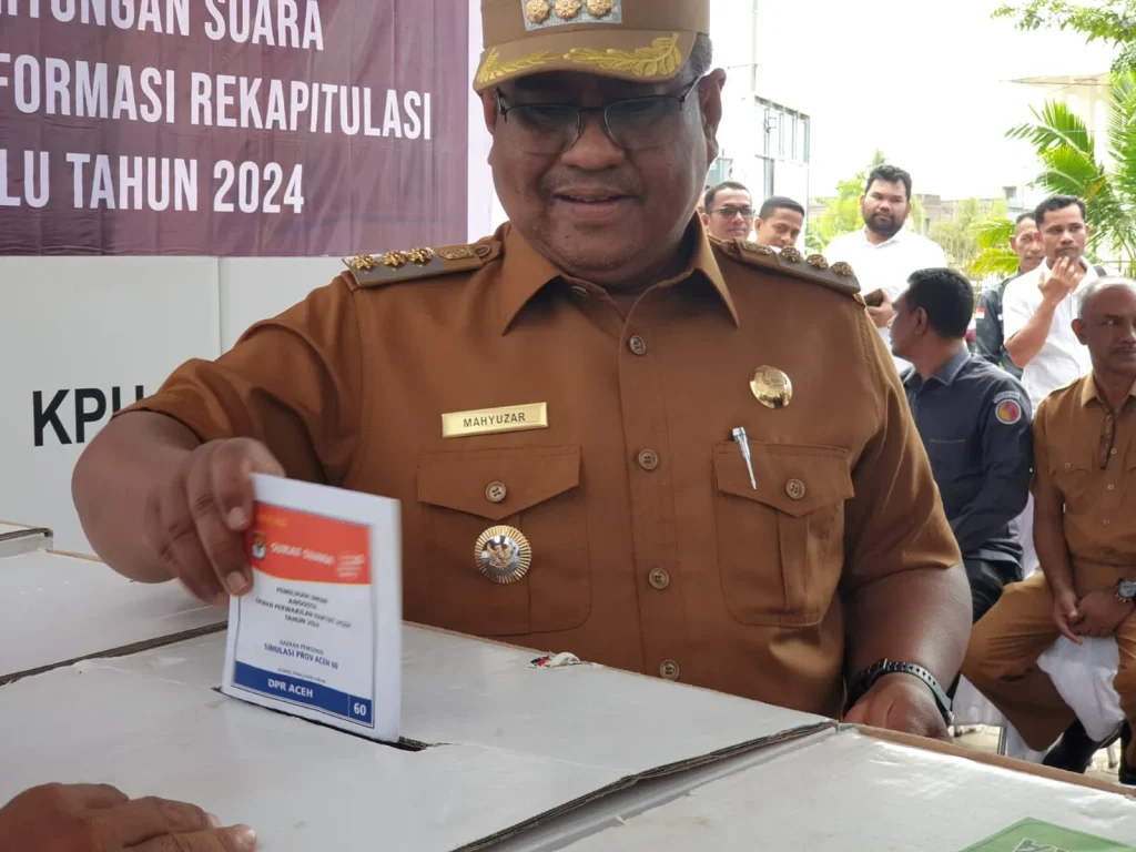 Foto: Pj Bupati Aceh Utara Melakukan simulasi Pemilu 2024 di halaman kantor KIP