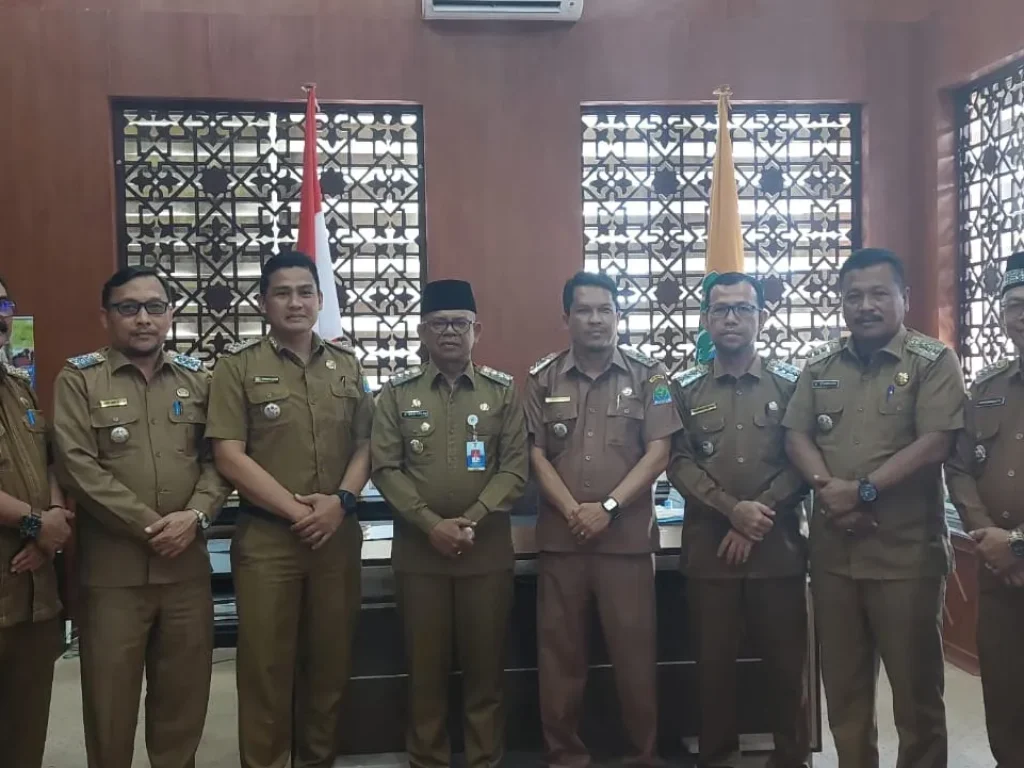 Foto: Penjabat Bupati Aceh Jaya, Dr. A. Murtala, M.Si., memimpin Rapat Koordinasi dengan para Camat dalam Kabupaten Aceh Jaya yang dilaksanakan di Ruang Kerja Bupati Aceh Jaya pada Selasa (30/01/2024).
