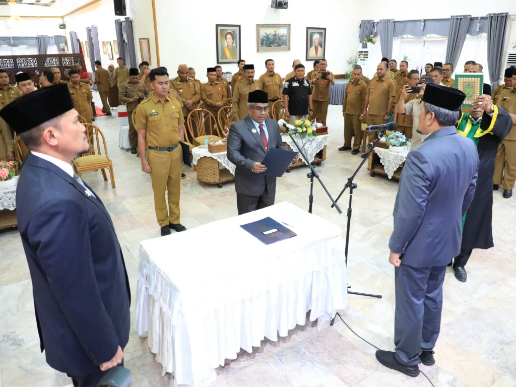 Foto: Penjabat Bupati Aceh Utara Dr Mahyuzar, MSi, melantik dan mengambil sumpah Dayan Albar, SSos, MAP, sebagai Penjabat Sekretaris Daerah, berlangsung di Pendopo Bupati pada Selasa sore, 30 Januari 2024.
