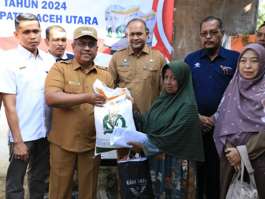 Foto: Penjabat Bupati Aceh Utara Dr Mahyuzar, MSi, menyerahkan bantuan beras bersumber dari bantuan pangan cadangan beras pemerintah (BP-CBP) tahun 2024. Penyaluran secara simbolis kepada keluarga penerima manfaat (KPM) berlangsung di halaman Kantor Pos Lhoksukon, Selasa, 30 Januari 2024.
