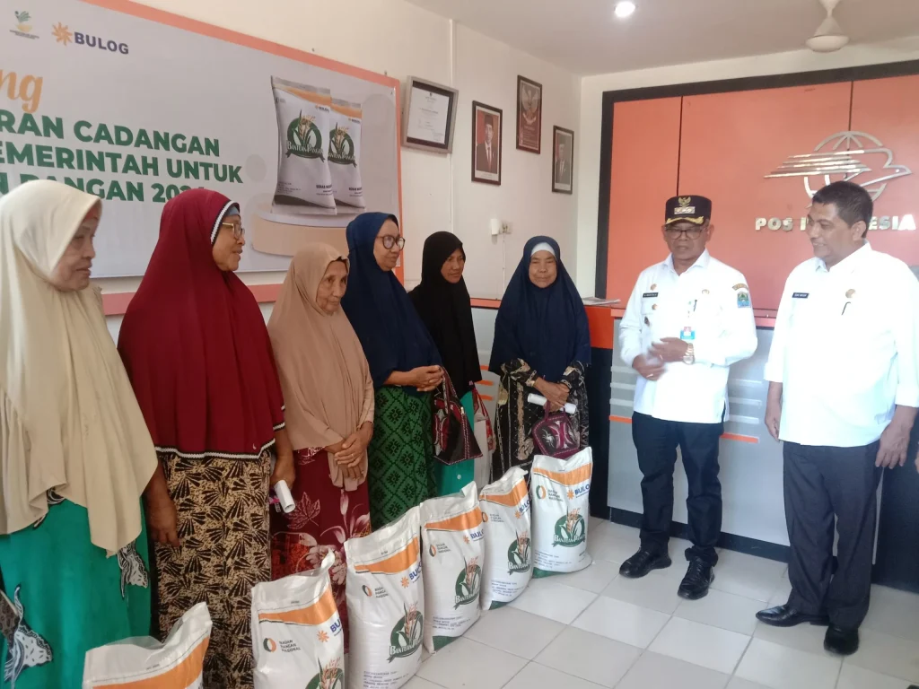 Foto: Pj. Bupati Aceh Jaya, Dr. A. Murtala., M.Si., menyerahkan secara simbolis bantuan Cadangan Pangan Pemerintah (CPP) Tahun 2024 berupa beras kepada Masyarakat Krueng Sabee. Penyerahan bantuan CPP tersebut dilaksanakan di Kantor Pos Aceh Jaya pada Rabu (31/01/2024).