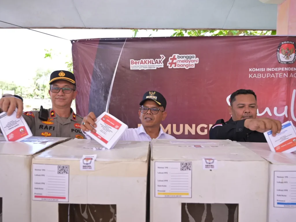Foto: Pj Bupati Aceh Jaya melakukan Simulasi Pemungutan dan Perhitungan Suara Pemilu 2024 di kantor KIP setempat