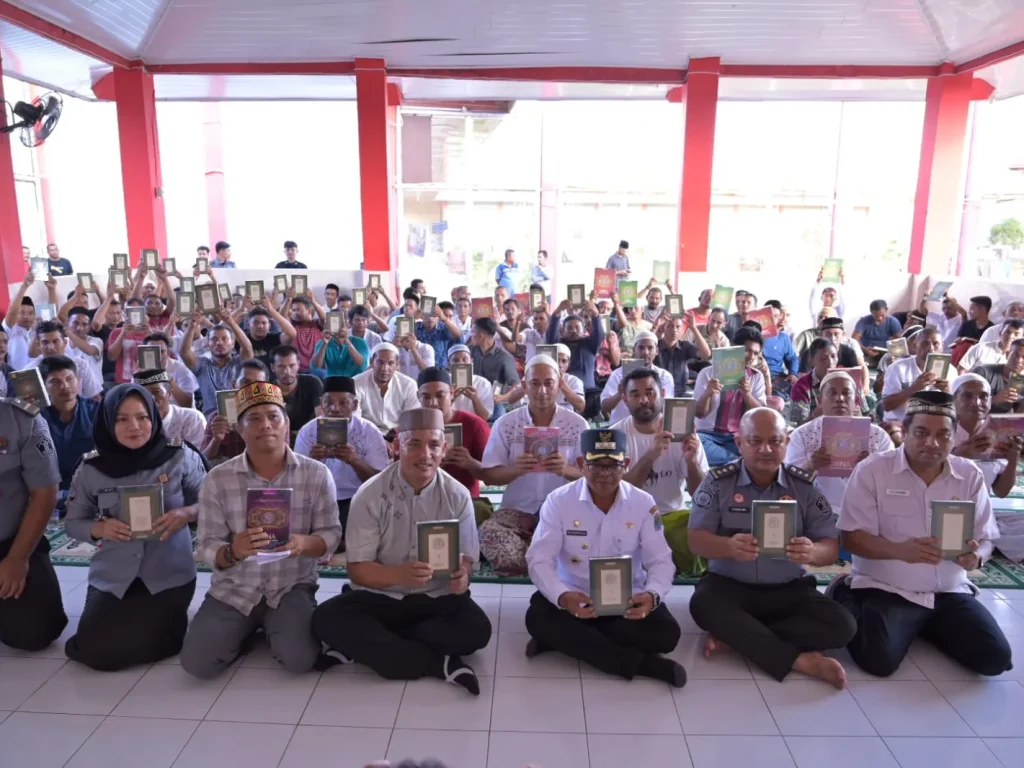 Foto: Pj Bupati Aceh Jaya, Dr. A. Murtala, M.Si., bersama Dewan MPKT dan Pengurus Karang Taruna Aceh Jaya menyalurkan program wakaf Al-Qur'an Karang Taruna Aceh Jaya bekerjasama dengan Rumah Shammil Quran Teuku Umar Banda Aceh kepada Lapas Kelas III Calang