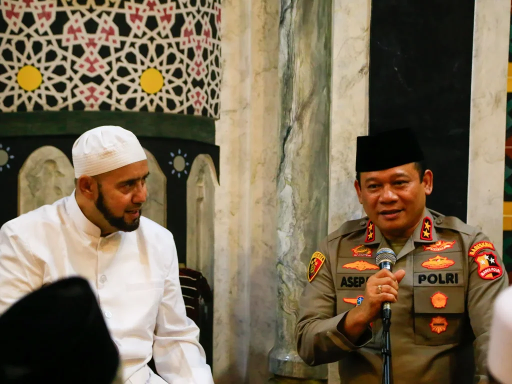 Foto: Kepala Operasi Nusantara Cooling System (Kaops) Irjen Asep Edi Suheri mengunjungi kediaman Habib Syech Bin Abdul Qadir Assegaf di Pasar Kliwon, Surakarta, Jawa Tengah, Rabu malam, 31 Januari 2024.