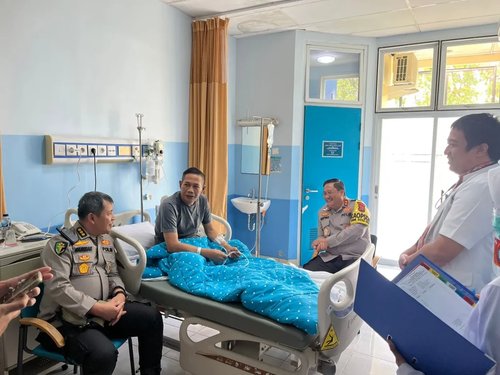 Foto: Kapolda Aceh Irjen Achmad Kartiko membesuk Dirbinmas Kombes Drs. Sugeng Hadi Sutrisno yang sedang dirawat di Rumah Sakit Umum Zainoel Abidin (RSUZA) Banda Aceh, Kamis, 1 Februari 2024.