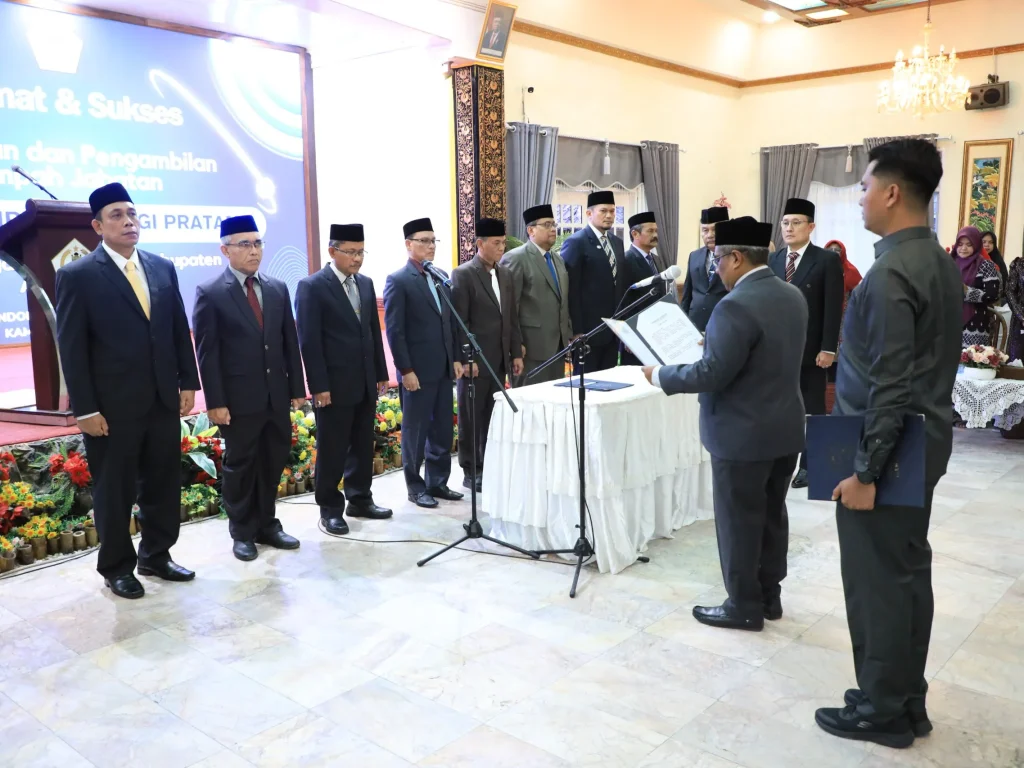 Foto: Sebanyak delapan pejabat pada Jabatan Pimpinan Tinggi Pratama (JPT) dalam jajaran Pemkab Aceh Utara dilakukan mutasi atau rotasi jabatan. Prosesi pelantikan dan pengambilan sumpah berlangsung pada Kamis sore, 1 Februari 2024, di aula Pendopo Bupati.
