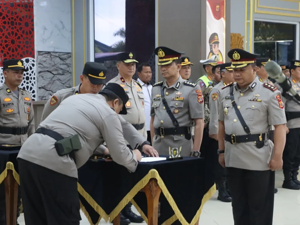 Foto: Kapolda Aceh Irjen Achmad Kartiko memimpin upacara serah terima jabatan (Sertijab) Irwasda, Dirsamapta, dan Kabidkum. Upacara tersebut digelar di Lobi Mapolda Aceh, Jumat, 2 Februari 2024.