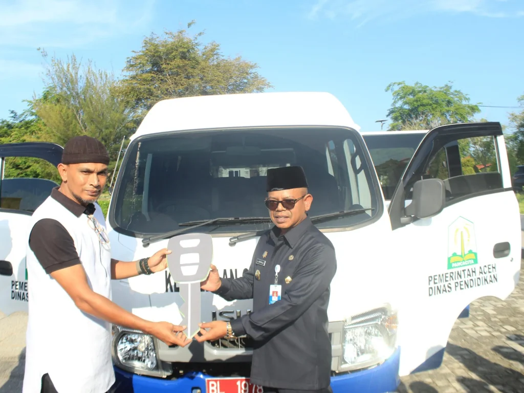 Foto: Penjabat (Pj) Bupati Aceh Jaya, Dr. A. Murtala, M.Si didampingi Sekretaris Daerah (Sekda) T. Reza Fahlevi.,MM menyerahkan satu unit minibus sebagai mobil operasional Sekolah Luar Biasa Negeri (SLBN) Aceh Jaya. Penyerahan ini dilakukan di halaman kantor Bupati Aceh Jaya pada Jum'at (2/2/2024).