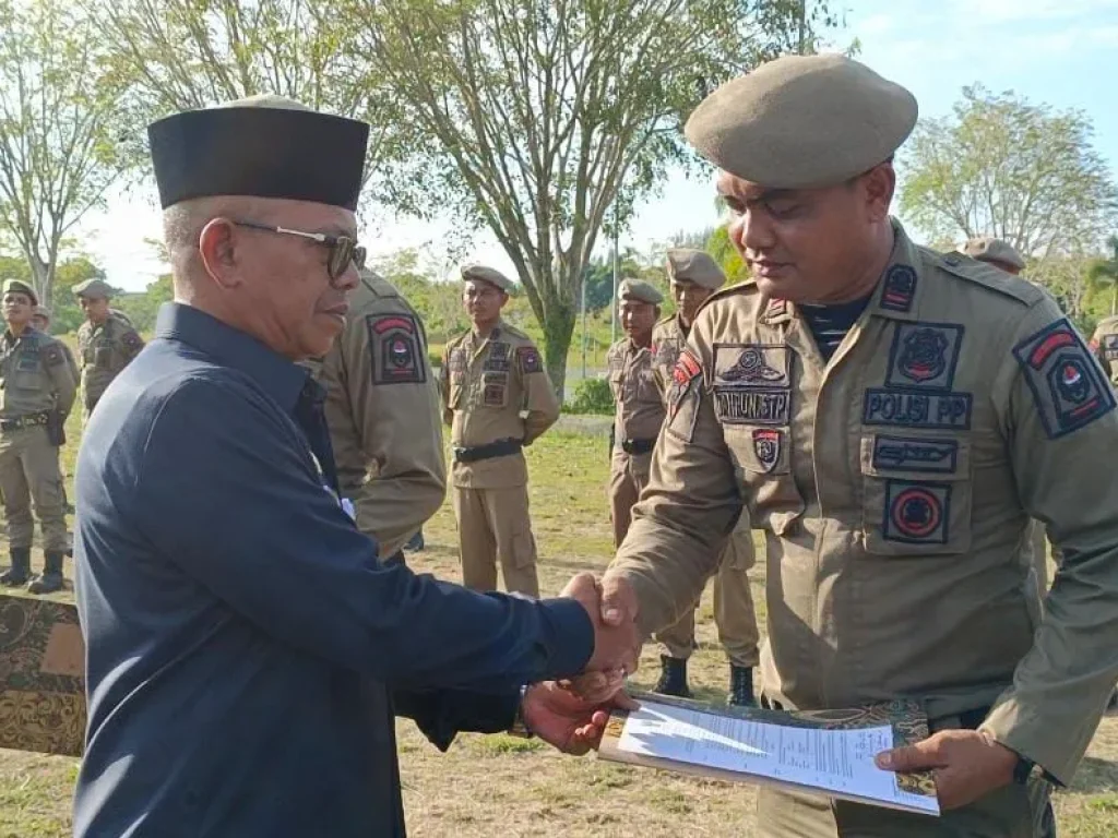Foto: Pj. Bupati Aceh Jaya, Dr. A. Murtala., M.Si., menyerahkan secara simbolis Surat Keputusan Tenaga Harian Lepas (SK THL) kepada 100 orang personil Satuan Polisi Pamong Praja (Satpol PP) dan Wilayatul Hisbah (WH) Kabupaten Aceh Jaya. Penyerahan tersebut dilakukan setelah pelaksanaan Apel di halaman kantor Bupati Aceh Jaya pada hari Jum’at (02/02/2024).