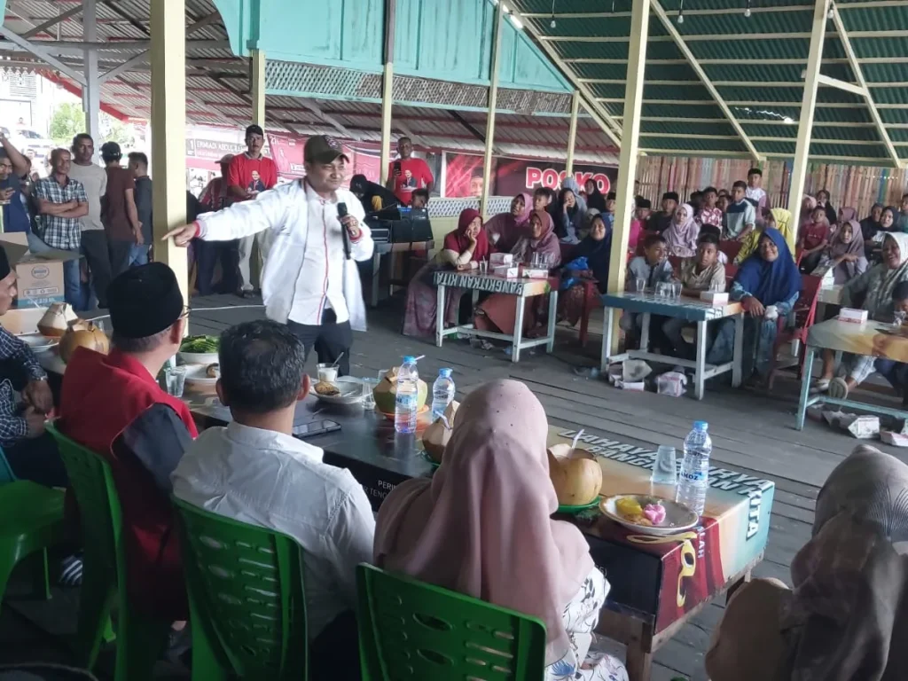 Foto: Senator Vokal Aceh Fachrul Razi menggelar santunan anak yatim dan orasi kampanye politik serta serap aspirasi masyarakat pesisir desa Ujong Blang, Kamis (1/2/2024). Bertempat di Pondok Ayyuna, Ujong Blang, Kec. Banda Sakti, Lhokseumawe.