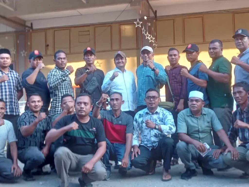 Foto: Senator Fachrul Razi dalam kunjungan kerja (kunker) ke Aceh Utara kembali menggelar pertemuan dengan Satpol PP-WH Se - Aceh Utara di Audio Cafe, Lhoksukon tepatnya di depan kantor Bupati Aceh Utara, Jumat (02/02/2024).