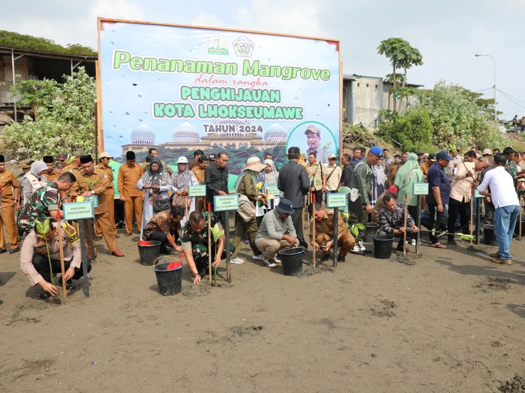 Foto: Penjabat (Pj) Walikota Lhokseumawe, A. Hanan SP, MM bersama Forkopimda Menanam 3000 Magrove