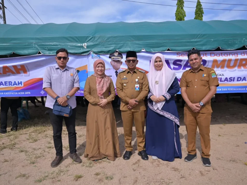 Foto: Pemerintah Kabupaten (Pemkab) Aceh Jaya melalui Dinas Koperasi, Usaha Kecil dan Menengah, Perindustrian dan Perdagangan (Diskoperindag) menggelar pasar murah pada 9 titik di pusat-pusat pemerintahan kecamatan dalam wilayah kabupaten Aceh Jaya, Selasa (06/02/2024).
