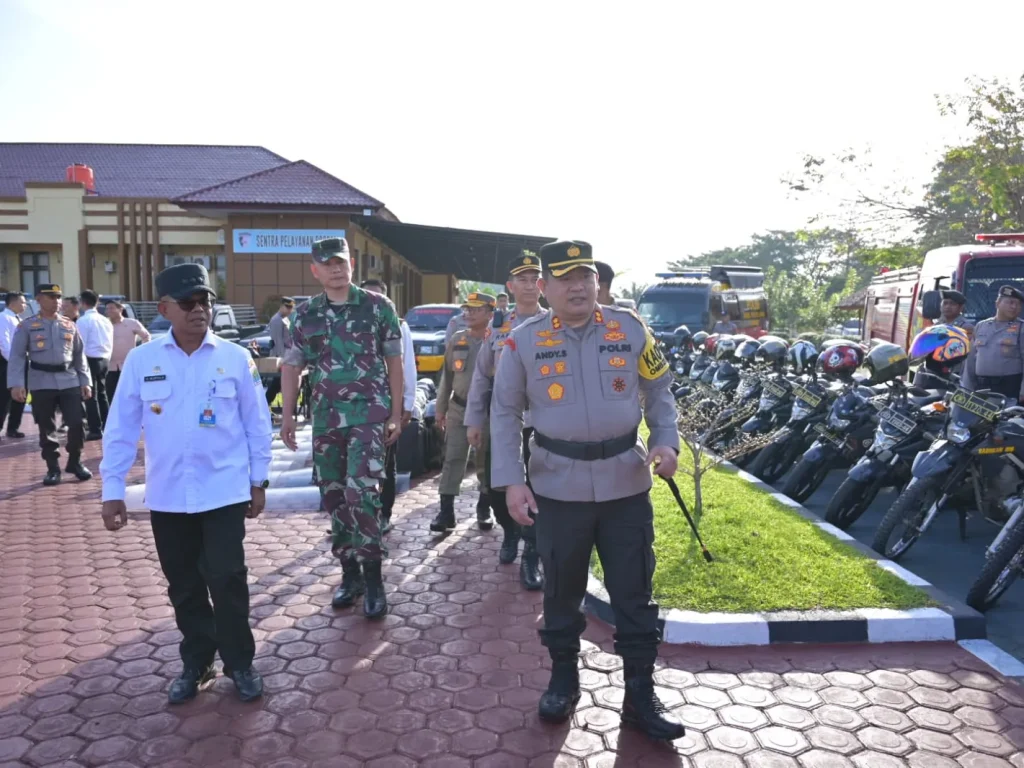 Foto: Pj. Bupati Aceh Jaya, Dr. A. Murtala., M.Si., memimpin Apel Gelar Pasukan Pengamanan Pemilu 2024 dalam rangka mensukseskan pemilu 2024. Apel tersebut digelar di Mapolres Aceh Jaya pada hari Rabu (7/2/2024).