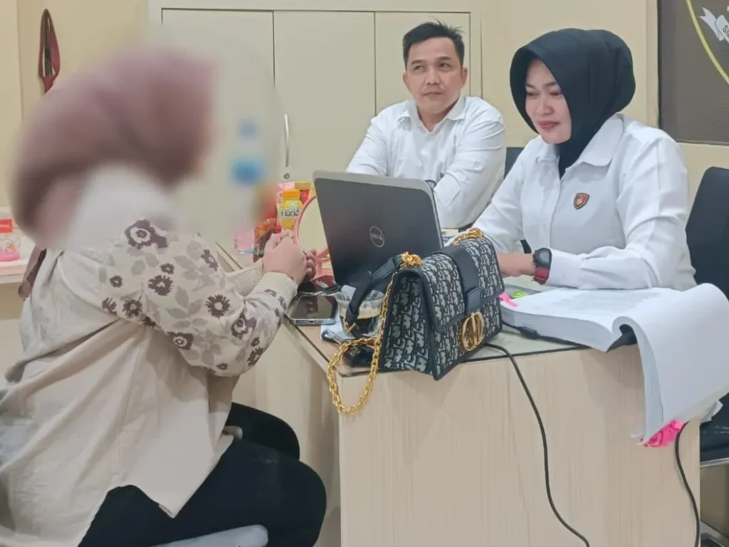 Foto: Penyidik Subdit Siber Ditreskrimsus Polda Aceh menetapkan oknum selebgram Aceh berinisial CWR alias CB sebagai tersangka atas kasus pencemaran nama baik yang dilakukannya terhadap pelapor atas nama Yuni Maulida.