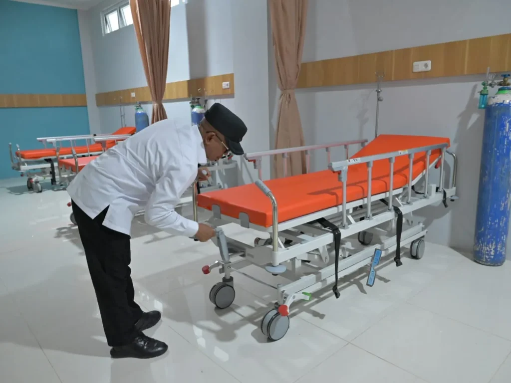 Foto: Penjabat (Pj) Bupati Aceh Jaya, Dr. A. Murtala., M.Si., memastikan kesiapan beroperasinya gedung baru RSUD Teuku Umar, Rabu (7/2/2024).