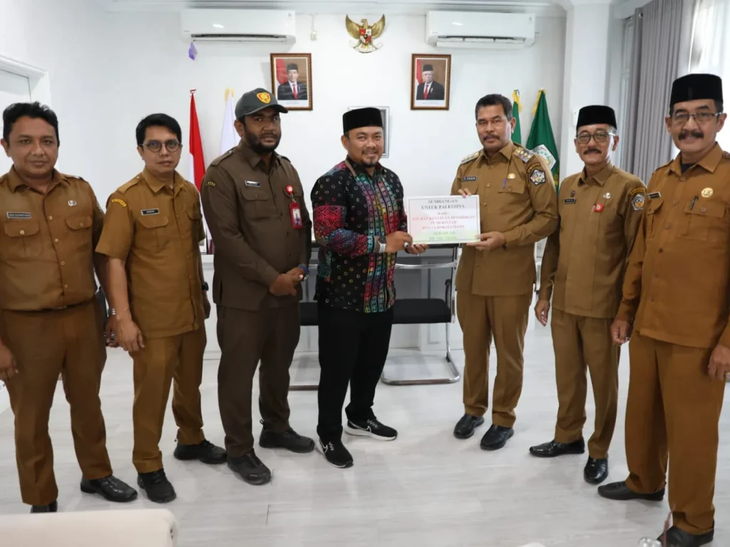 Foto: Pemerintah Kota Lhokseumawe bersama Medical Emergency Rescue Committee (MER-C) berhasil mengumpulkan dana bantuan kemanusiaan bagi pengungsi Palestina di Gaza Utara. Selasa (13/03/2024) serah terima berlangsung di Ruang Kerja Wali Kota Lhokseumawe.
