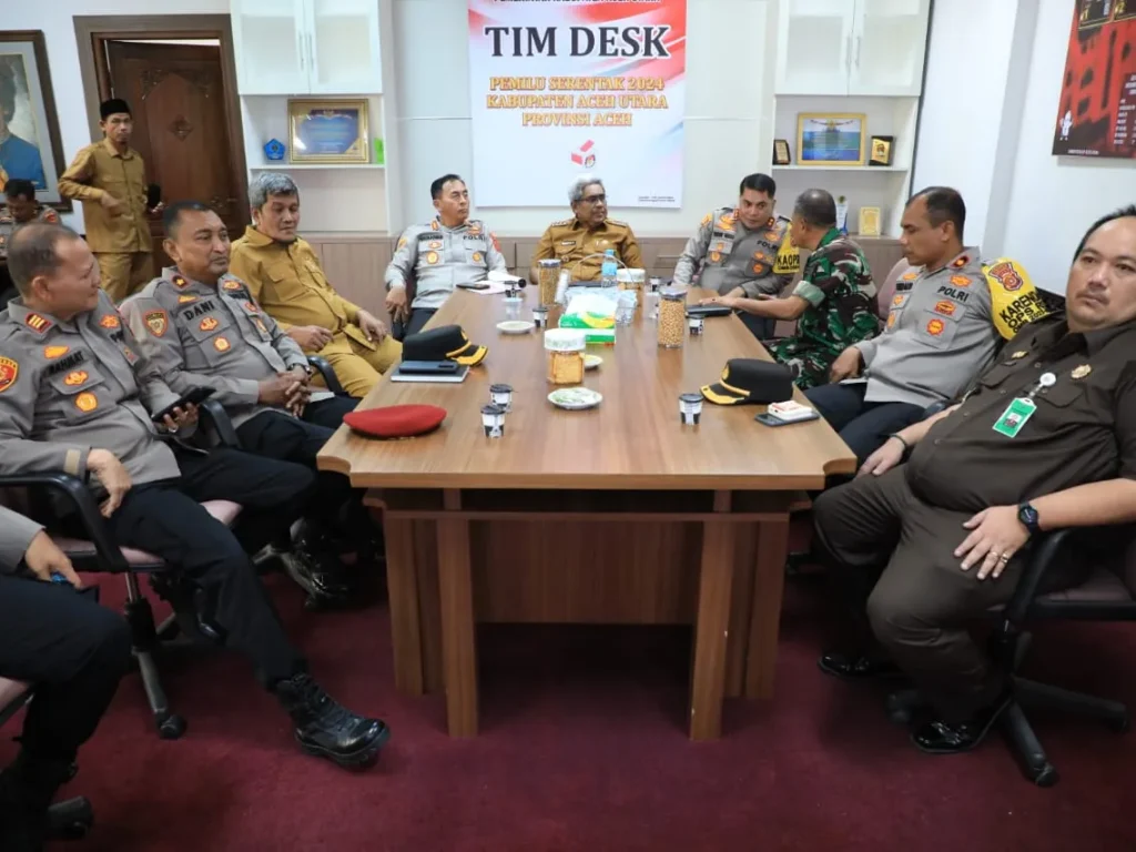 Foto: Penjabat Bupati Aceh Utara Dr Mahyuzar, MSi, bersama pejabat kepolisian dari Kepolisian Daerah (Polda) Aceh memantau persiapan final Tim Desk Pemilu 2024 Pemerintah Kabupaten Aceh Utara, Selasa, 13 Februari 2024.