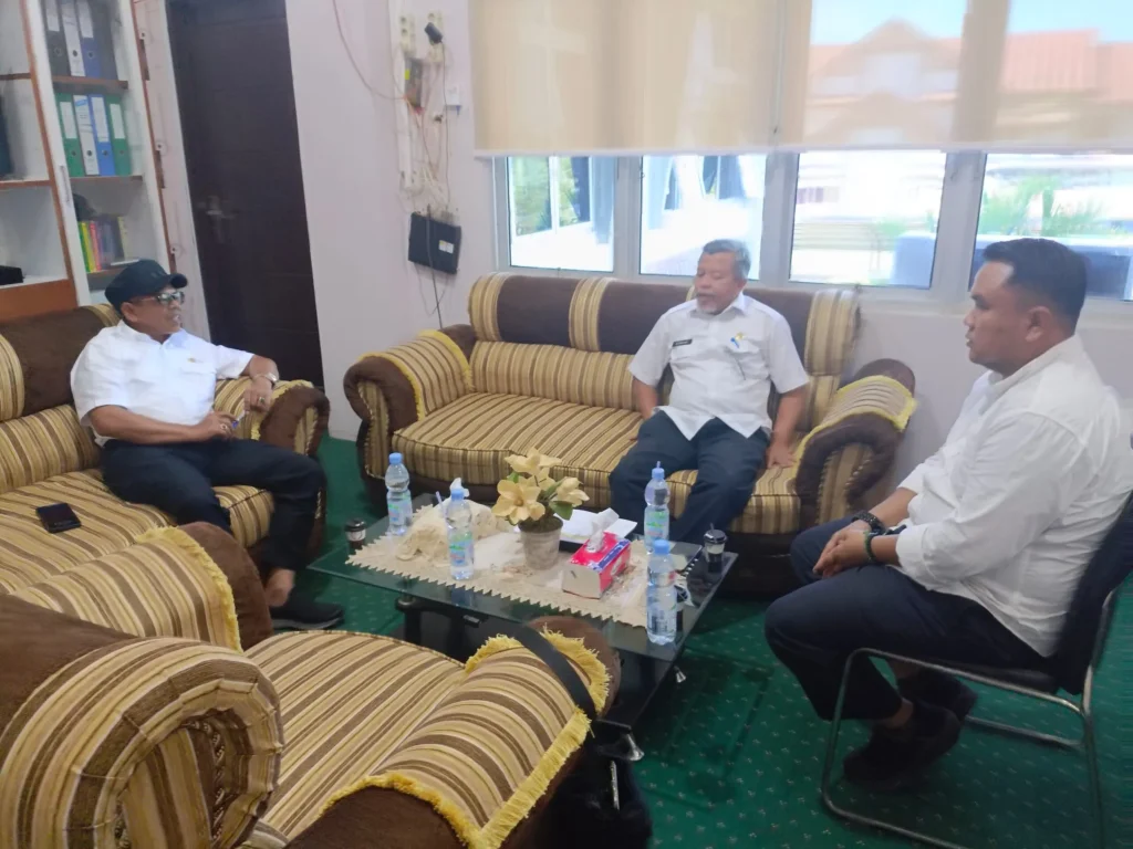 Foto: Penjabat (Pj) Bupati Aceh Jaya, Dr. A. Murtala, M.Si., mengunjungi Badan Pengelolaan Keuangan Kabupaten (BPKK) Aceh Jaya pada Rabu, 21 Februari 2024. Kunjungan ini bertujuan untuk meninjau langsung kinerja BPKK dalam pengelolaan keuangan daerah, serta memberikan arahan dan motivasi kepada para aparatur BPKK.