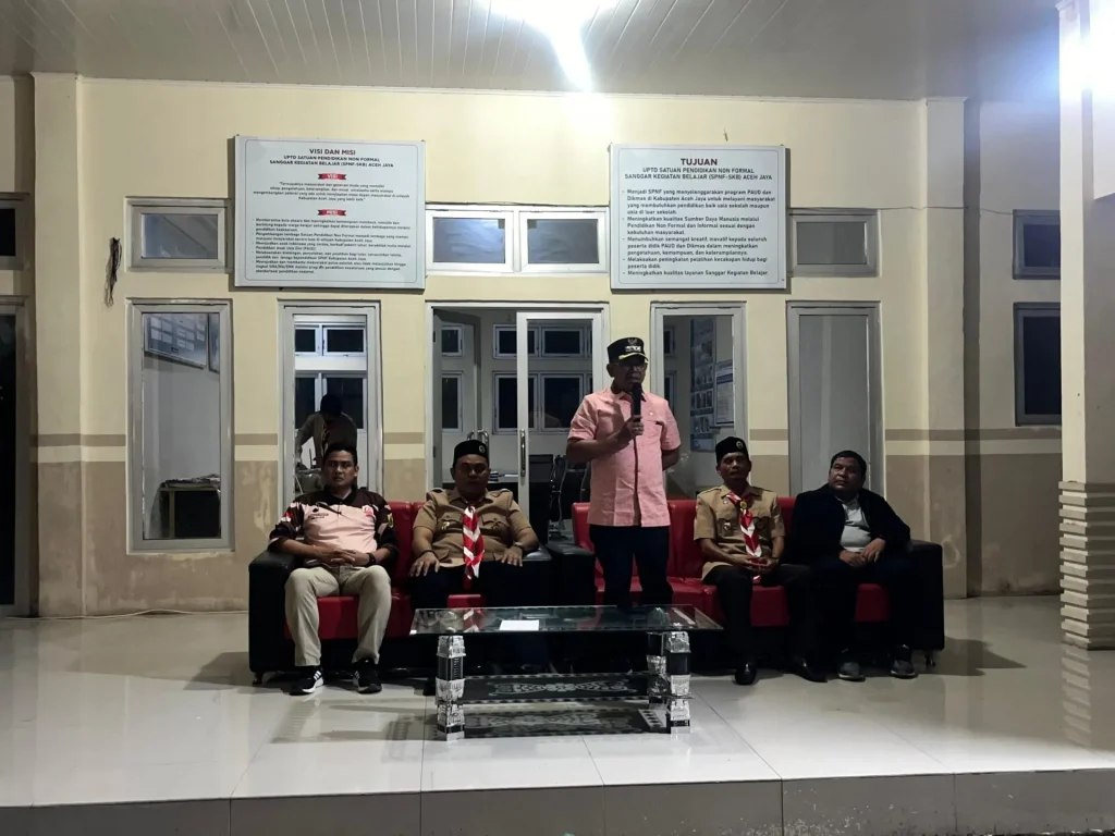 Foto: Ketua Majelis Pembimbing Cabang Kuarcab Aceh Jaya, Dr A Murtala, M,Si memberikan arahan kepada para peserta kursus KMD pada kegiatan Kursus pembina pramuka mahir tingkat dasar (Kwartir cabang gerakan pramuka Aceh Jaya Tahun 2024)