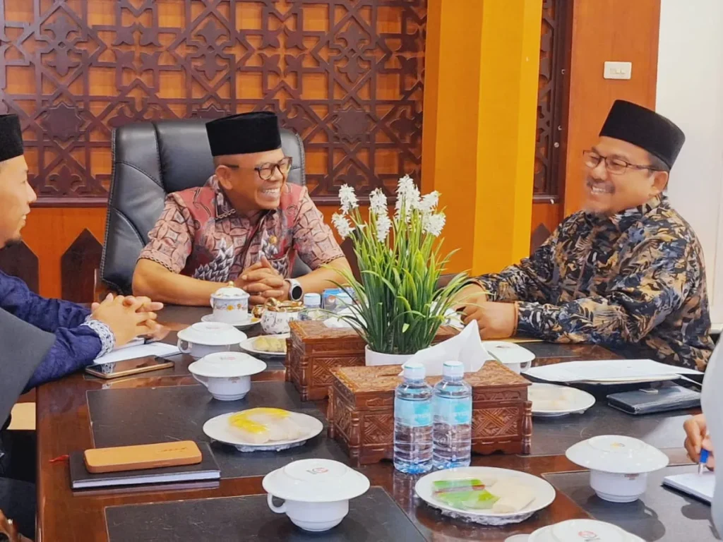 Foto: Pj. Bupati Aceh Jaya, Dr. A. Murtala., M.Si., menerima audiensi dari Kementerian Agama (Kemenag) Aceh Jaya terkait program sertifikasi halal