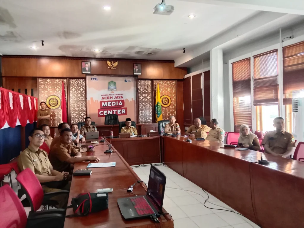 Foto: Penjabat Bupati Aceh Jaya, Dr. A. Murtala, M.Si., mengikuti video conference (vidcon) Tim Pengendalian Inflasi Daerah (TPID) Nasional Mingguan yang diselenggarakan oleh Kementerian Dalam Negeri Republik Indonesia di Media Center lt. 3 Setdakab, Senin (26/2/2024).
