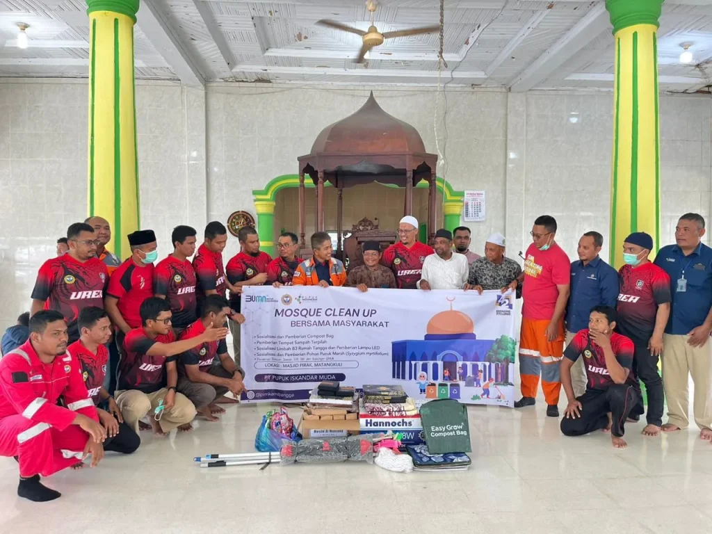 Foto: PT PIM menyerahkan Peralatan Pembersih untuk Masjid Chik Ditunong yang berdekatan dengan Cagar Budaya Nasional Cut Meutia kecamatan Matangkuli
