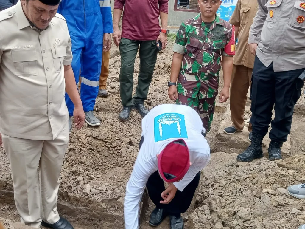 Foto: Pj Sekda Dayan Albar, SSos, MAP, meresmikan dimulainya pembangunan rumah layak huni tahan gempa untuk warga dhuafa