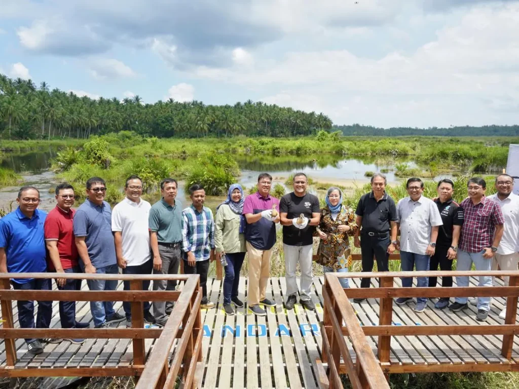 Foto: Dirut Pupuk Indonesia (Persero), Rahmad Pribadi, Dirut PT Pupuk Iskandar Muda, Buda Santoso Syarif, Dewan Komisaris PIM, Direktur Utama Anak Perusahaan Pupuk Indonesia Grup, serta Direktur Operasi & Produksi dan Direktur Keuangan & Manajemen Risiko PIM melepaskan Burung Belibis
