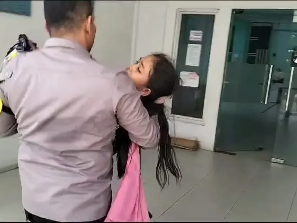 Foto: Aksi heroik salah satu personel Polres Aceh Tamiang, IPDA Indra yang membantu korban laka lantas dengan menggunakan becak menuai pujian, Selasa, 27 Februari 2024.
