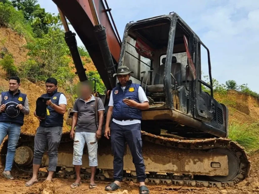Foto: Tim Unit I Subdit IV Tipiter Ditreskrimsus Polda Aceh yang dipimpin Kompol Sofyan mengamankan satu unit alat berat jenis ekskavator di lokasi tambang ilegal berupa galian C jenis tanah urug di Desa Peulokan, Kecamatan Labuhan Haji Barat, Aceh Selatan, Rabu, 28 Februari 2024.