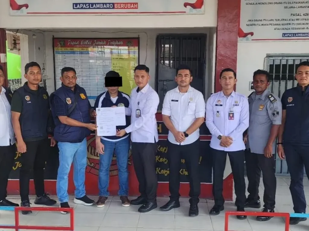 Foto: Penyidik Subdit 3 Tipidkor Ditreskrimsus Polda Aceh menjemput satu orang tersangka kasus beasiswa berinisial DS dari Lapas Narkotika kelas IIA Cipinang, Jakarta, Kamis, 29 Februari 2024. Hal tersebut dilakukan setelah penyidik berkoordinasi dengan Dirjen Pemasyarakatan Kemenkumham dan Kalapas Cipinang.