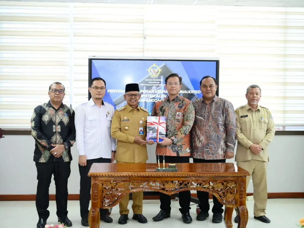 Foto: Pj Bupati Aceh Jaya, Dr. A. Murtala, M.Si., menyerahkan Laporan Keuangan Unaudited Kabupaten Aceh Jaya Tahun Anggaran 2023 kepada BPK RI Provinsi Aceh.