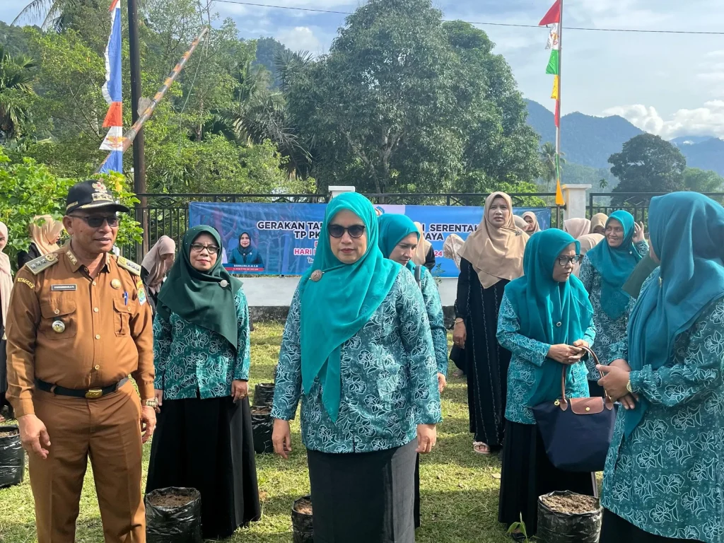 Foto: Penjabat Ketua TP PKK Aceh Jaya, Mahdalena, SE, MSM, memimpin acara Gerakan Tanam (Gerkam) Cabai Serentak Seluruh Indonesia dalam rangka memperingati Hari Tanam Cabai PKK ke-52 tahun 2024 yang digelar di Gampong Sango, Kecamatan Jaya