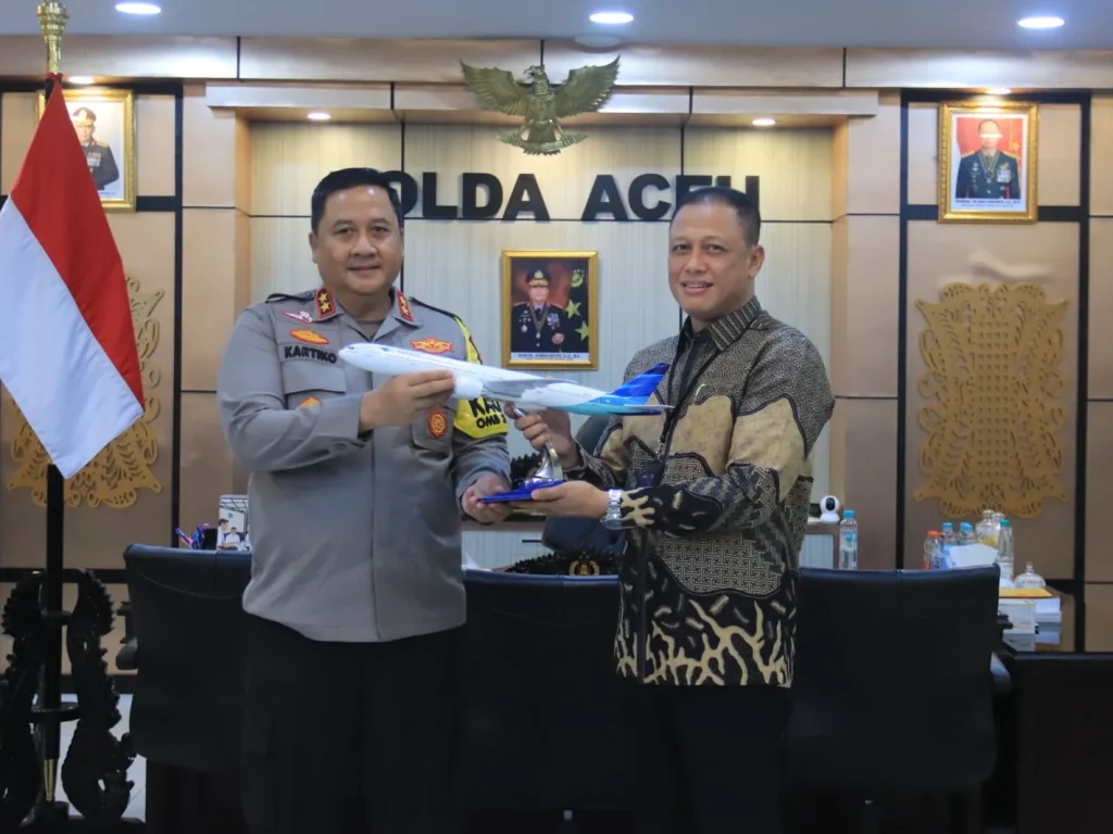 Foto: Kapolda Aceh Irjen Achmad Kartiko menerima audiensi General Manager (GM) Garuda Indonesia cabang Aceh Nano Setiawan di ruang kerjanya, Jeulingke, Kota Banda Aceh, Kamis, 7 Maret 2024.