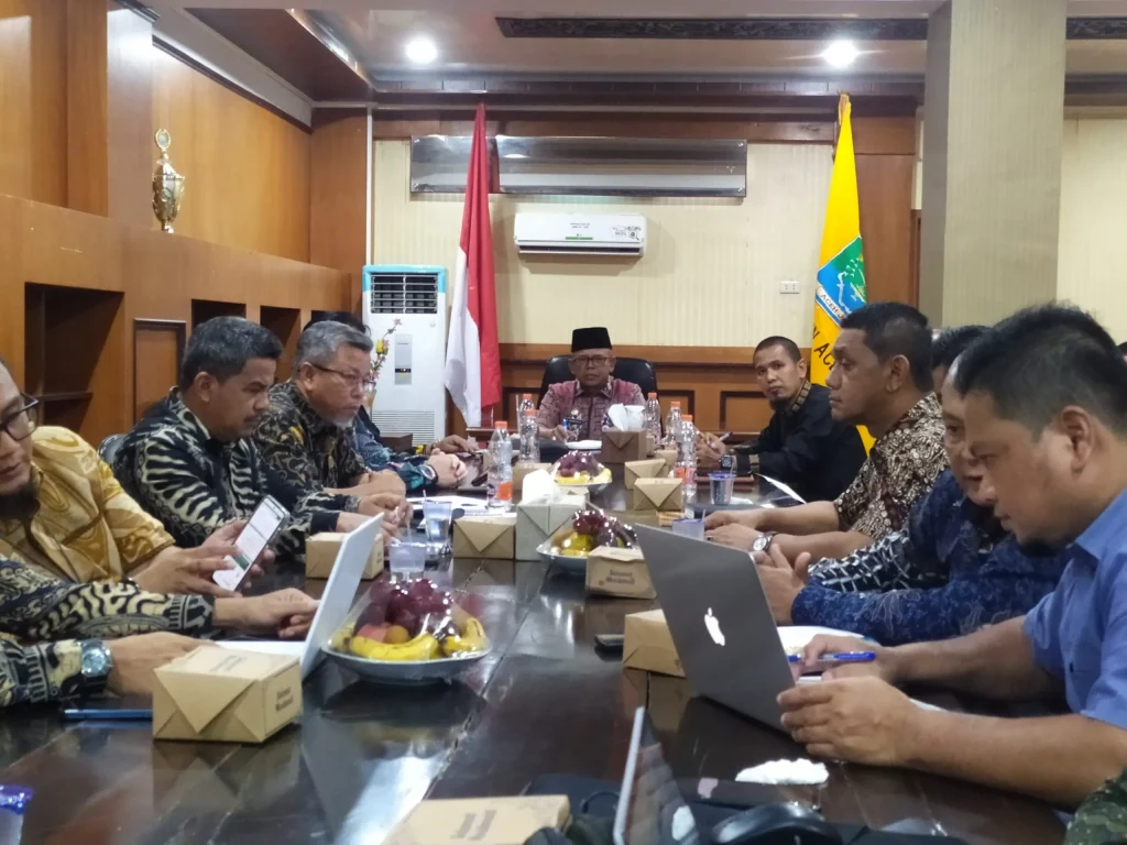 Foto: Pj. Bupati Aceh Jaya, Dr. A. Murtala, M.Si., memimpin Rapat Koordinasi terkait Perlindungan Jaminan Sosial Ketenagakerjaan bagi Pekerja Rentan dengan BPJS Ketenagakerjaan Cabang Meulaboh di Ruang Rapat Bupati Aceh Jaya pada kamis, 7 Maret 2024.