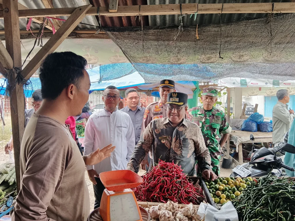 Foto:  Penjabat Bupati Aceh Utara Dr Mahyuzar, MSi, memantau persediaan bahan kebutuhan pokok masyarakat di pasar Keude Krueng Geukueh Kecamatan Dewantara