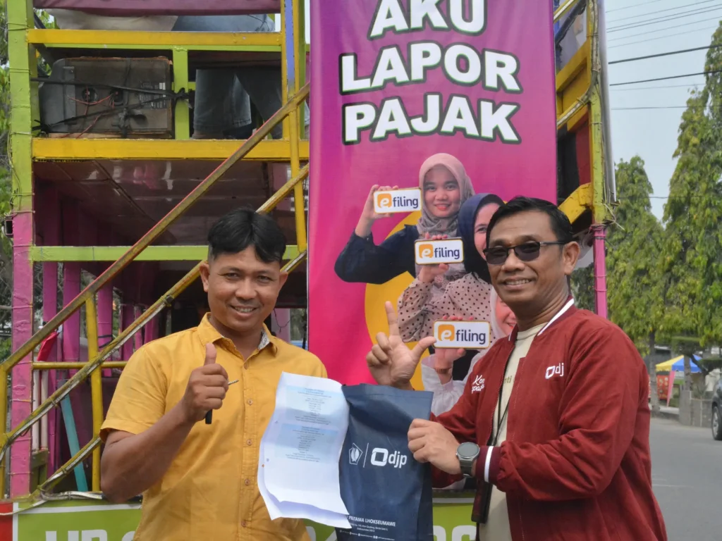 Foto: Kepala Kantor Pajak Lhokseumawe Sutanto Agustiono menyerahkan doorprize bagi masyarakat yang sudah melapor SPT 2023