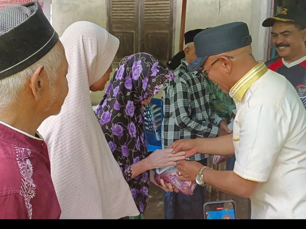 Foto: Penjabat (Pj.) Bupati Aceh Jaya, Dr. A. Murtala., M.Si., membagikan Daging Meugang dari Badan Usaha Milik Gampong (BUMG) Aceh Mandiri Gampong Tuwi Empeuk kepada masyarakat setempat yang berada di Gampong Tuwi Empeuk, Kecamatan Panga