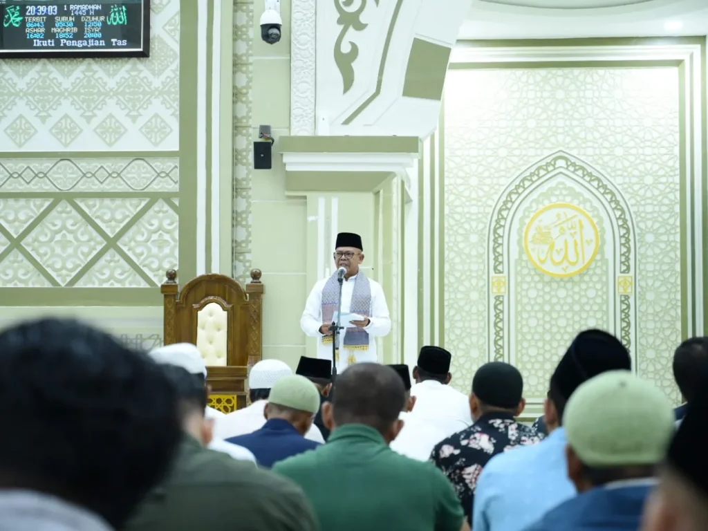 Foto: Pj. Bupati Aceh Jaya, Dr. A. Murtala, M. Si bertindak sebagai penceramah pada malam perdana pelaksanaan Shalat Tarawih 1445 H di Masjid Baitul Izzah, dalam rangka menyambut bulan suci Ramadhan tahun 1445 Hijriah / 2024 Masehi, Senin malam (11/3/2024).