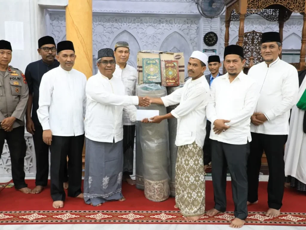 Foto: Penjabat Bupati Aceh Utara Dr Mahyuzar, MSi, mengunjungi jamaah Masjid Baitusysyakur Gampong Seumirah Kecamatan Nisam Antara, Senin, 18 Maret 2024.
