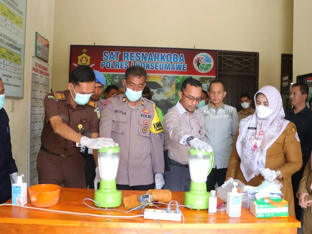 Foto: Satuan Reserse Narkoba Polres Lhokseumawe melakukan pemusnahan barang bukti narkotika jenis sabu seberat 1 kg di lobi gedung Satuan Reserse Narkoba Polres Lhokseumawe, Selasa (19/3/ 2024) pagi.