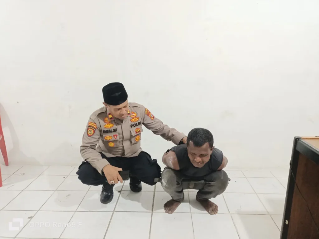 Foto: AA (45 thn) seorang wiraswasta yang juga ayah tiri korban berhasil diamankan Polisi setelah melakukan perlawanan.