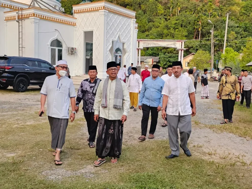 Foto: Pj.Bupati Aceh Jaya bersama Tim I Safari Ramadhan Pemkab Aceh Jaya melaksanakan buka puasa bersama dan salat tarawih berjamaah di masjid baiturrahman, Gp. Lhok Geulumpang Setia Bakti, Selasa (19/03/2024)